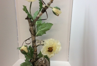 fleurs de pavots dans vase carr? et bouleau
