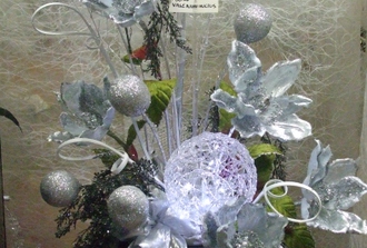 arrangement lumineux dans vase en mtal