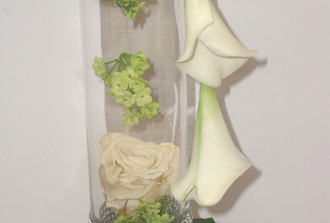 3- rose éternelle blanche avec lys calla 