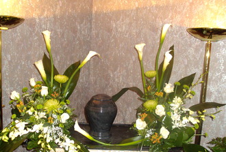 10- base urne avec lys calla, fudgi vert dendro blanc