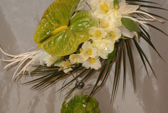 bqt. mariée : anthurium avec bijou,alstro ,plume et pinochio vert