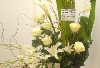 16- arrangement lys calla, roses blanches, dendro blanc