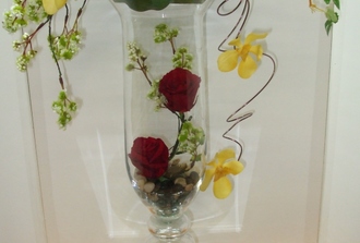 5- 2 roses rouges avec orchidées 