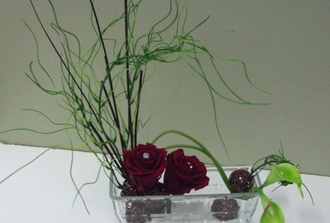 6- roses rouges ,calla et verdure