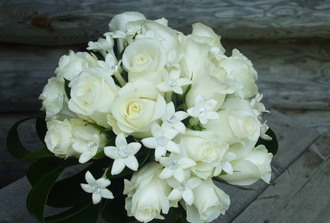 bqt. roses blanches ,stéphanotis