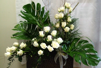 2- roses blanches ,salix, monstéras,ruscus