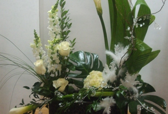 4- lys calla ,muffliers, hydrangé, roses blanches avec pierre transparente