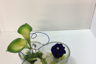 rose bleu avec 2 lys cala avec cristaux vert