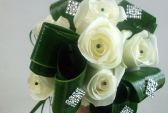bouquet en roses blanches avec pin noir et pierre du rhin