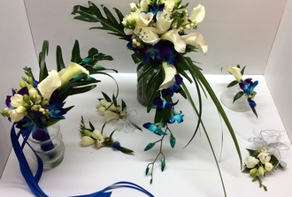 orchidé bleu avec freezia blanc