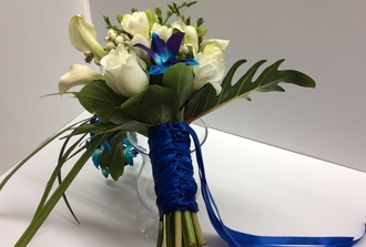 ruban bleu pour embellir le bouquet de la mariée