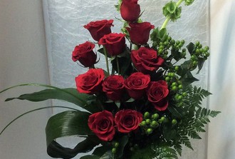 5- 12 roses,molucella hypéricm,sans vase 90.00$