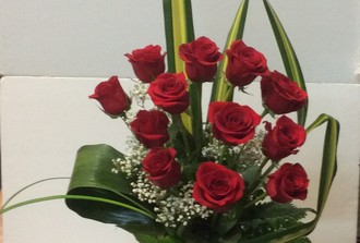 4- 12 roses ,pendanus,gyp. vase non inclus à 95.00$