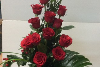 7-12 roses montéra,hypéricum ,vase non inclus 90.00$