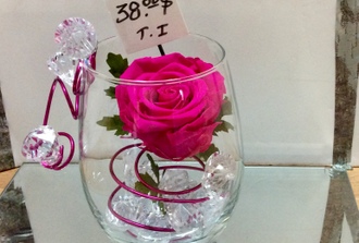 rose éternelle fushia,cristaux dans vase ballon transparent