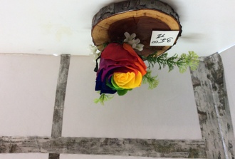 rose éternelle rainbow sur rondelle de bois