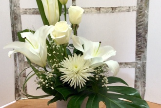 36-  lys blanc ,roses, vase blanc