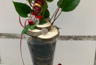 1--  anthurium,vase trompette,rondelles de bois 