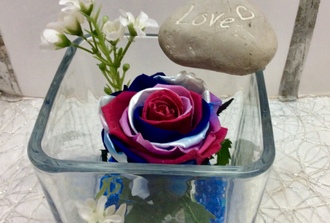 2- rose multicolore ,roche avec love