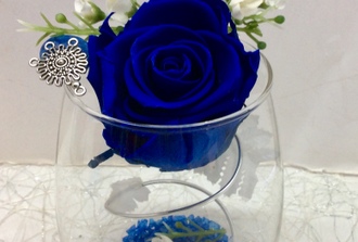 24- rose  bleu ,vase trap?ze cristaux bleu